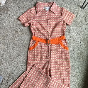Perfect 70s costume!! Fun retro jumpsuit for a themed party or life!